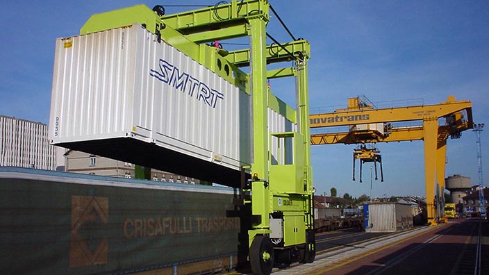 Isoloader Transporter High Performance Straddle Carrier for container handling in rail terminals