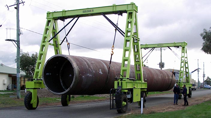 Isoloader Rubber Tyred Gantries (RTGs) work in tandem to handle long loads such as windtowers.